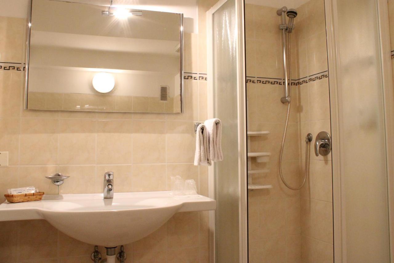 Hotel Alexandra โรกบรูน-กัป-มาร์แต็ง ภายนอก รูปภาพ
