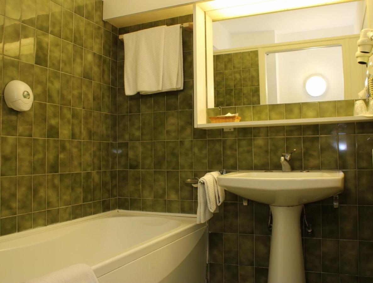 Hotel Alexandra โรกบรูน-กัป-มาร์แต็ง ภายนอก รูปภาพ