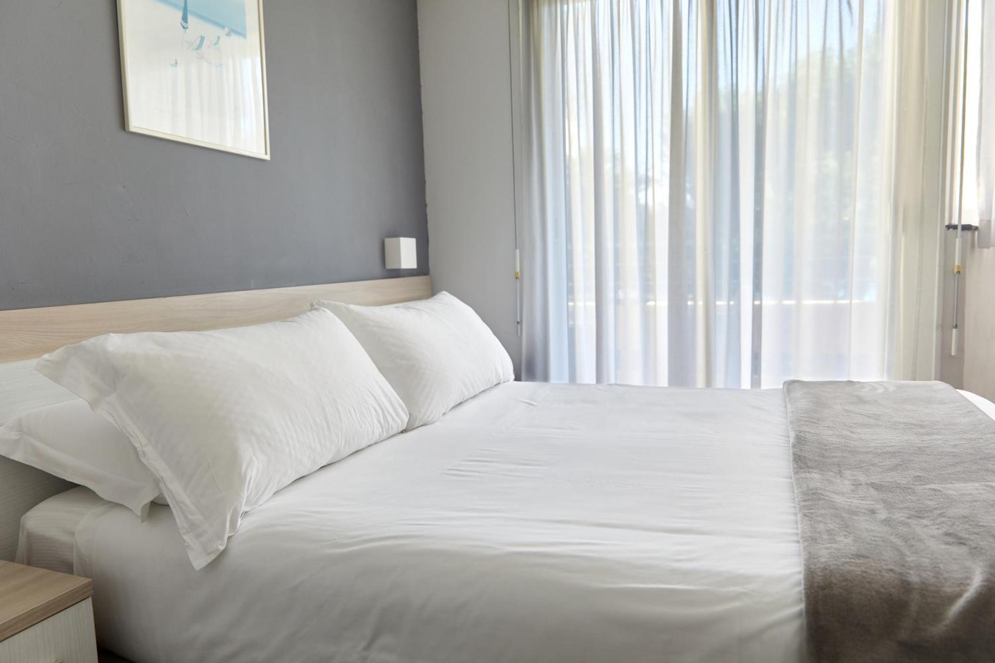 Hotel Alexandra โรกบรูน-กัป-มาร์แต็ง ภายนอก รูปภาพ
