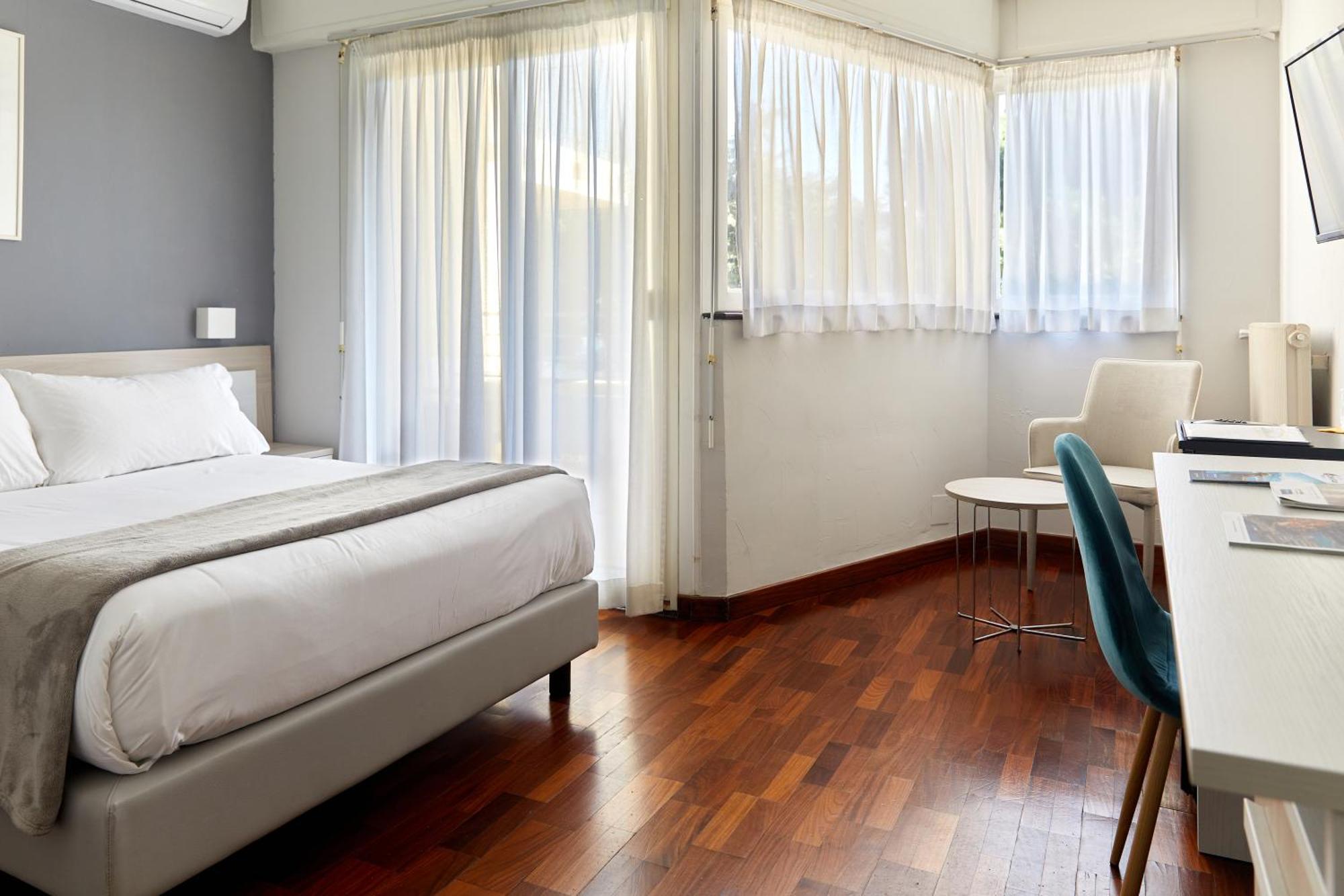 Hotel Alexandra โรกบรูน-กัป-มาร์แต็ง ภายนอก รูปภาพ