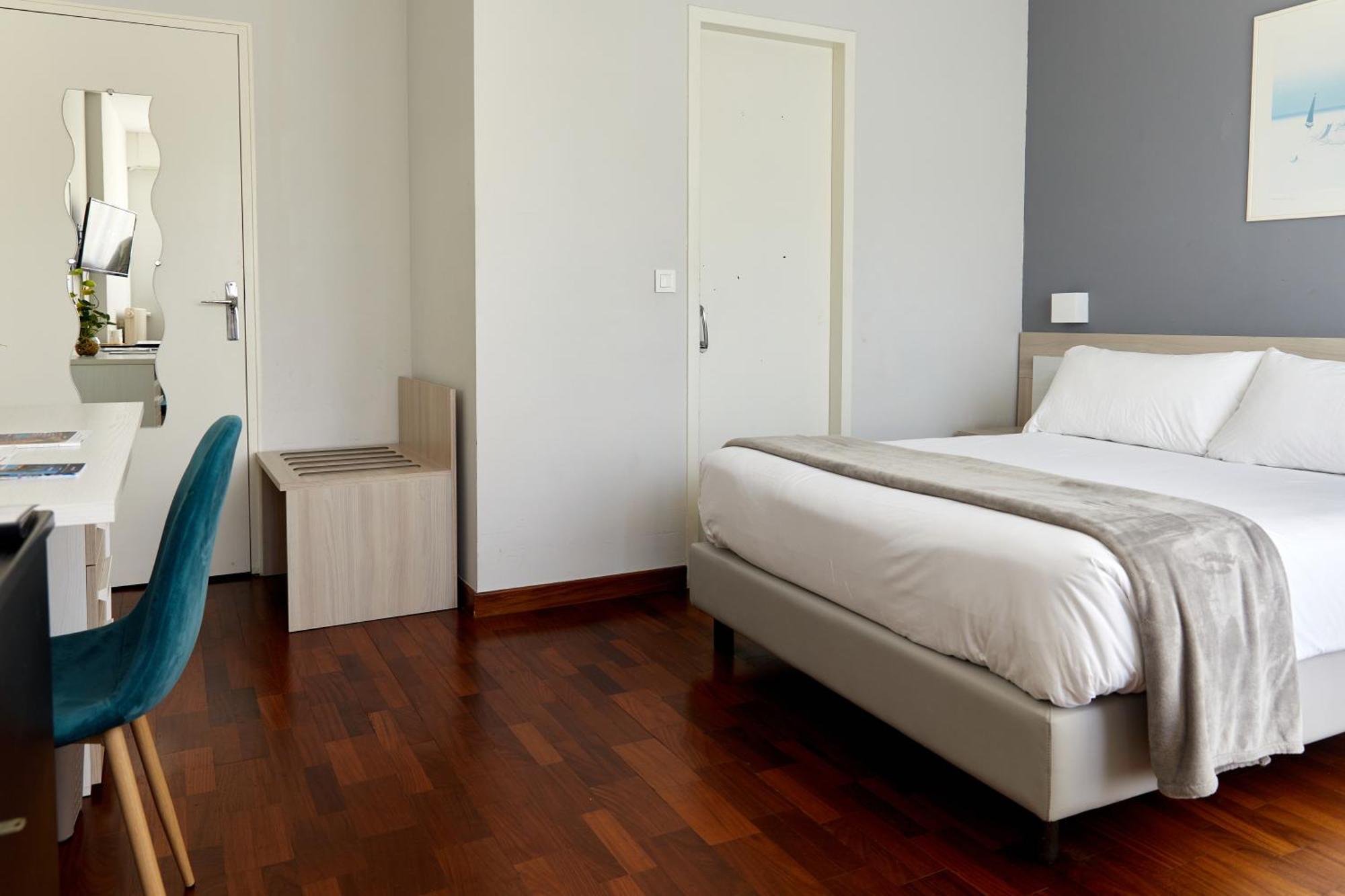 Hotel Alexandra โรกบรูน-กัป-มาร์แต็ง ภายนอก รูปภาพ