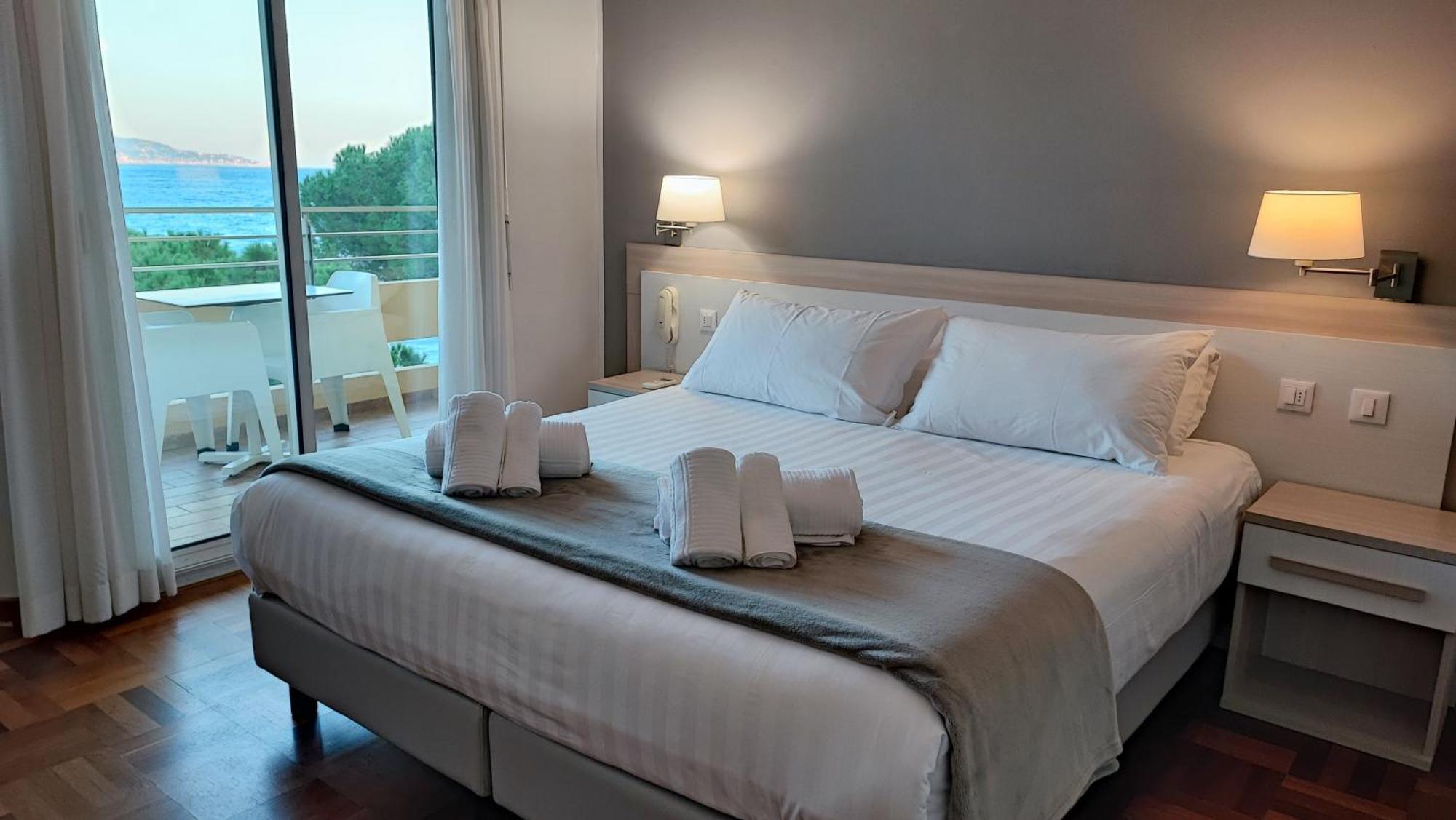 Hotel Alexandra โรกบรูน-กัป-มาร์แต็ง ภายนอก รูปภาพ